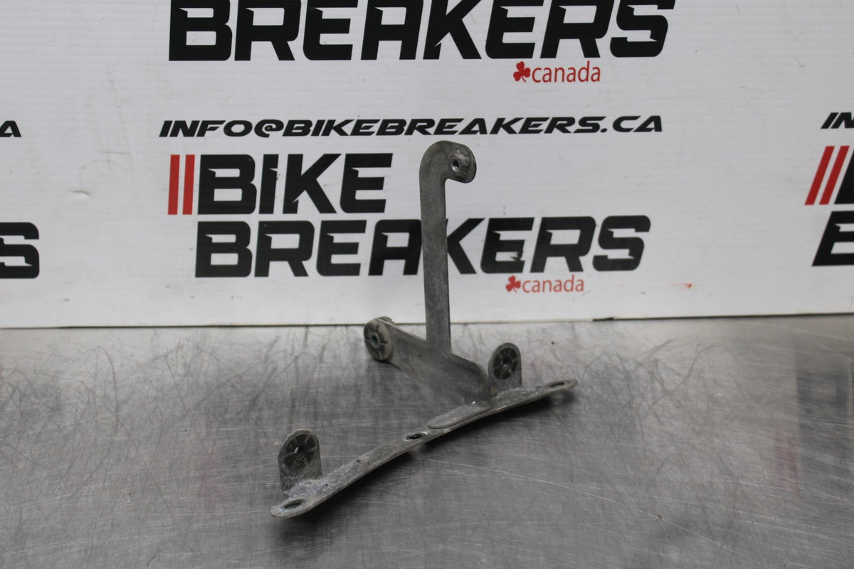 05-06 SUZUKI GSXR1000 OIL COOLER MOUNTING BRACKET MOUNT SUPPORT BB773