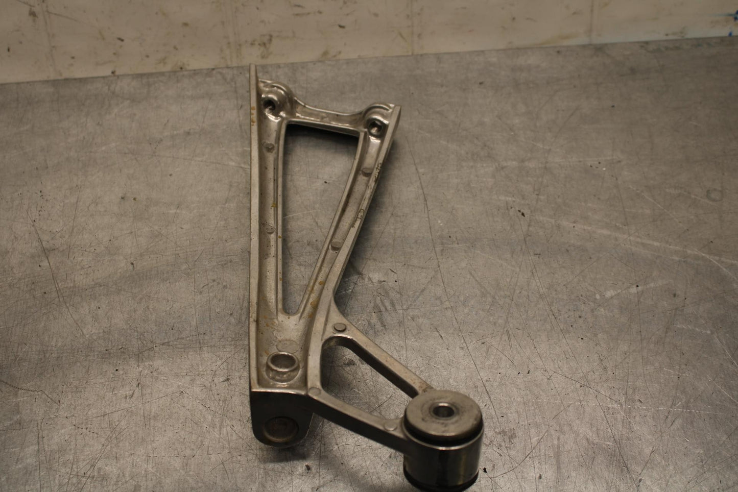 2007 Yamaha YZF R6S RIGHT REAR PASSENGER FOOTPEG MOUNT BB594