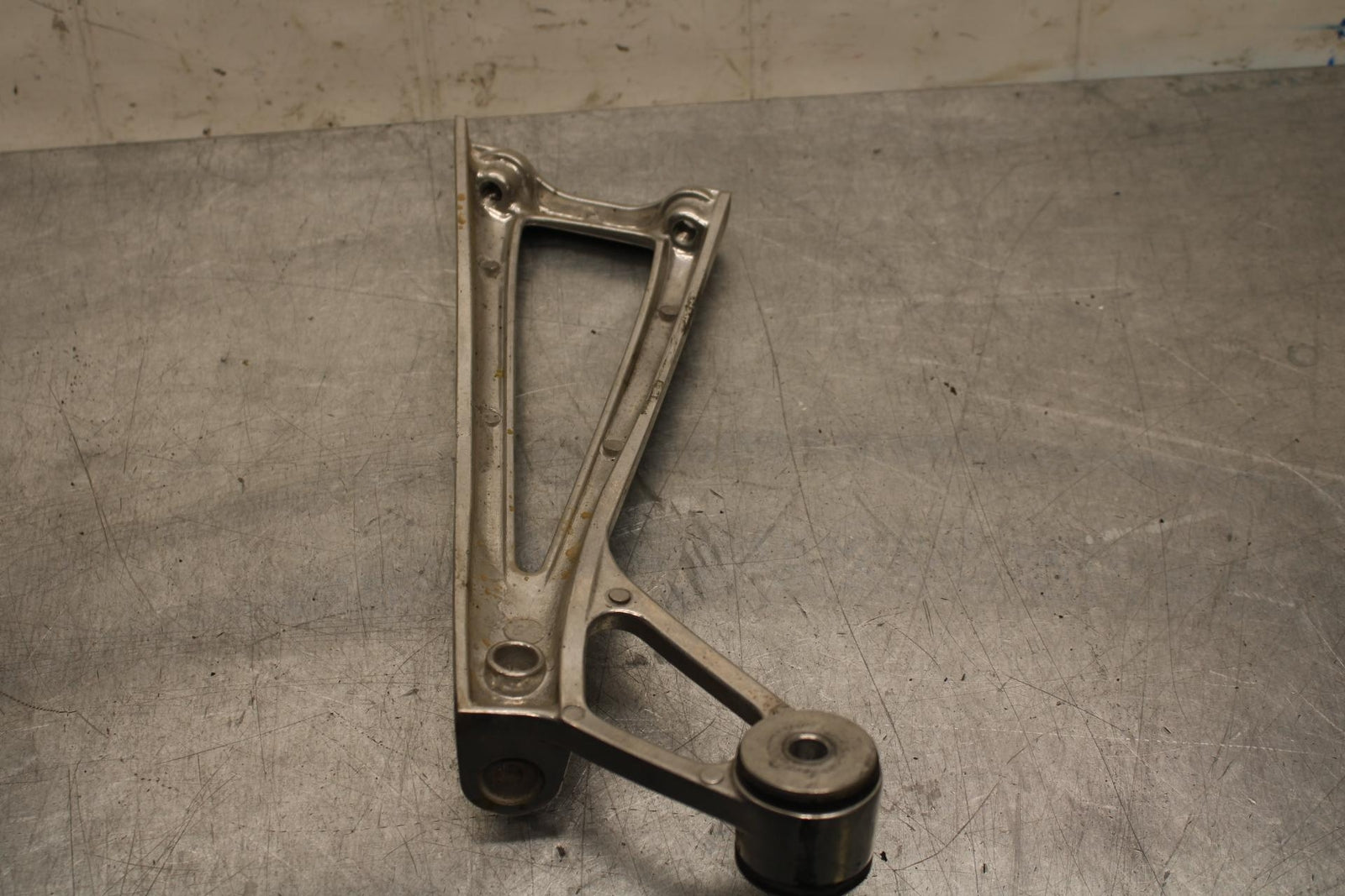 2007 Yamaha YZF R6S RIGHT REAR PASSENGER FOOTPEG MOUNT BB594