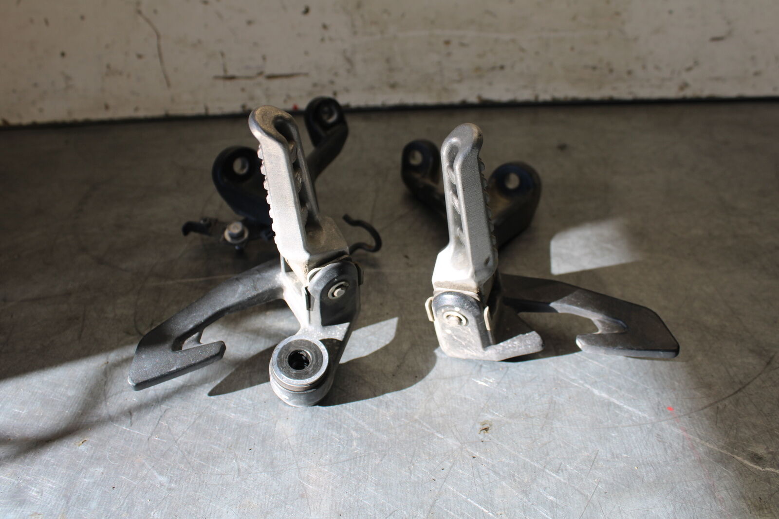 19-22 KAWASAKI Z400 REAR BACK PASSENGER PEG SET PAIR BB708