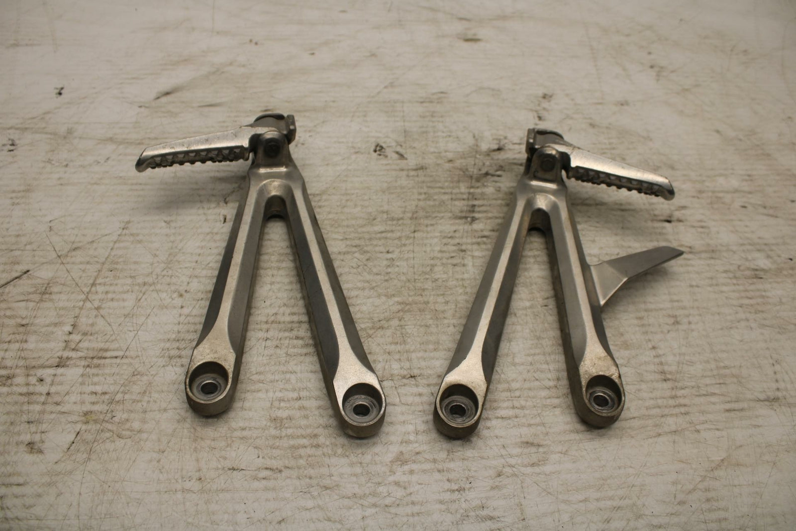 05-06 HONDA CBR600RR REAR BACK PASSENGER PEG SET PAIR BB307