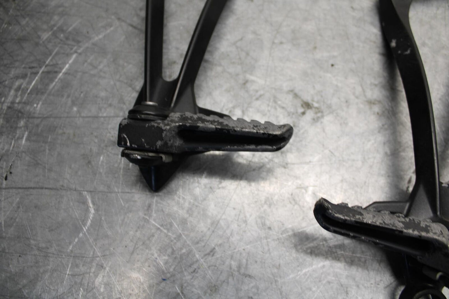 2008 Kawasaki Ninja ZX10R  REAR BACK PASSENGER PEG SET PAIR 34028-0094 BB524