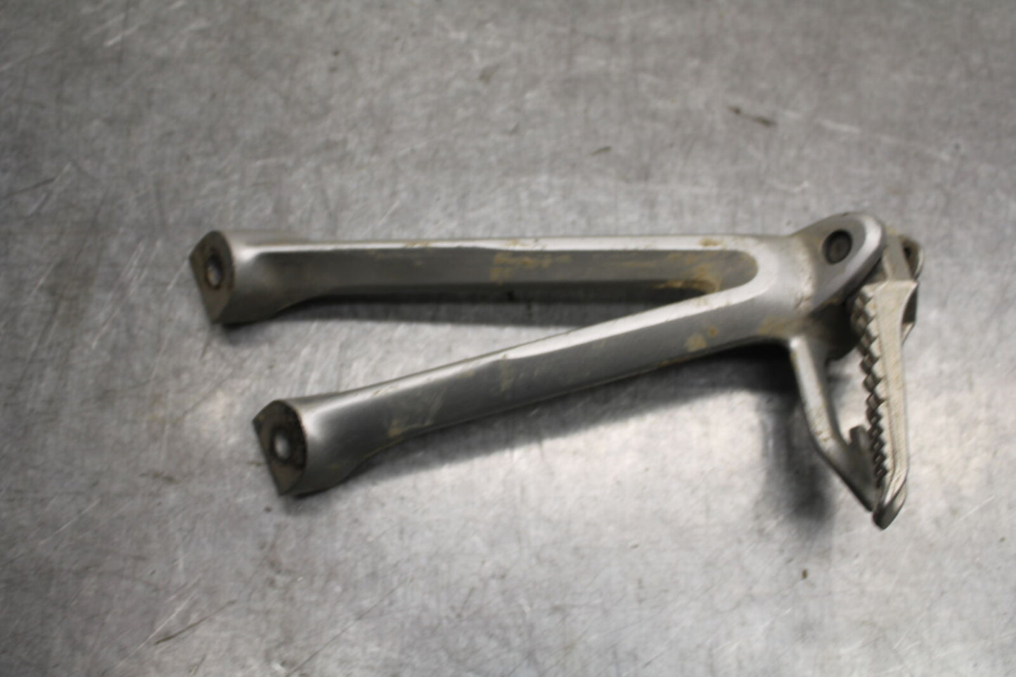 06-07 SUZUKI GSXR750 REAR BACK PASSENGER PEG SET PAIR 43600-01H00-13L BB670