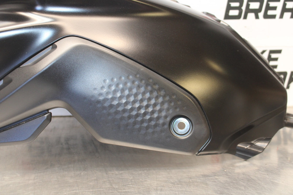 23-24 YAMAHA MT-07 LEFT GAS TANK FUEL CELL COVER FAIRING COWL BB927