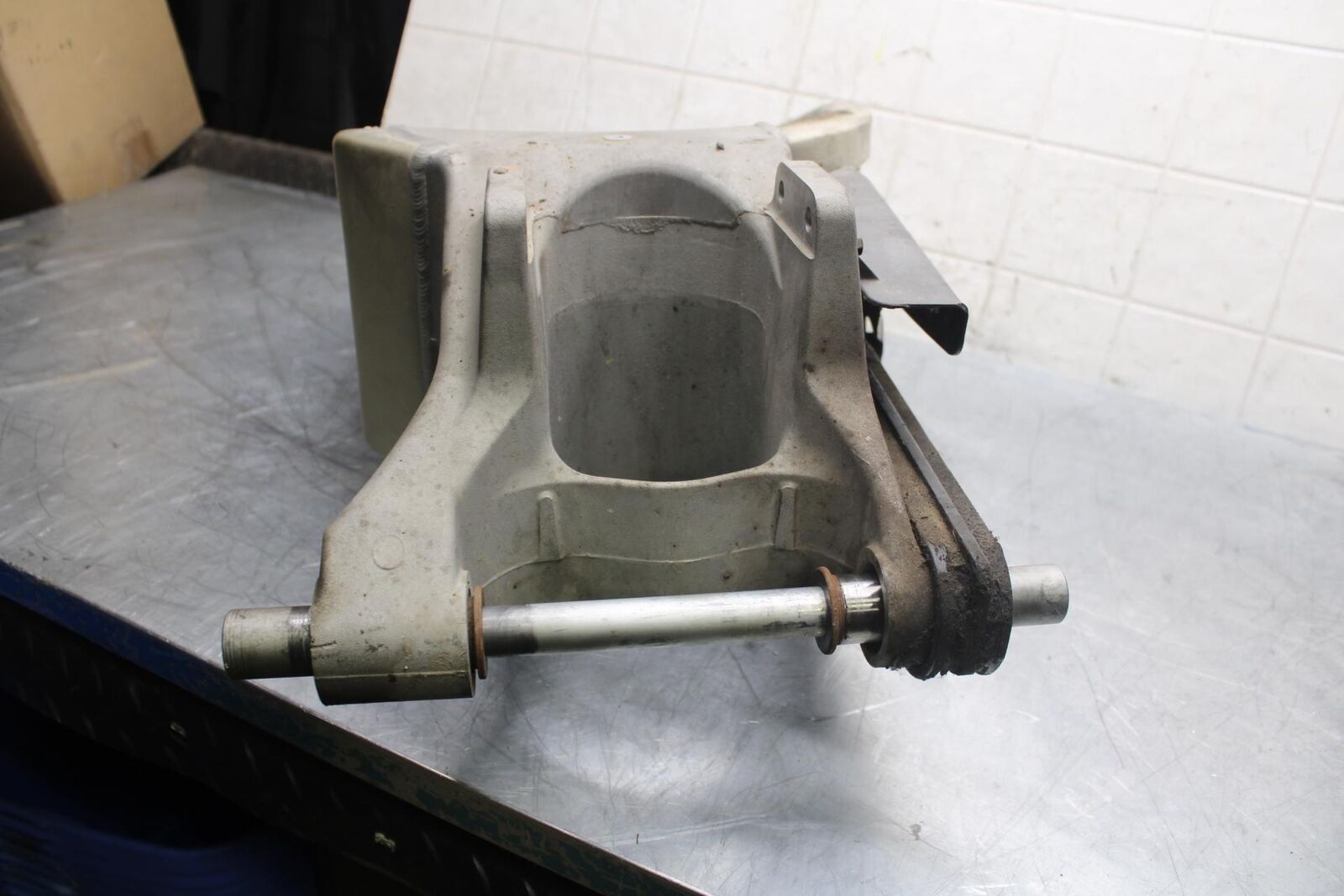 2003 Honda CBR600RR REAR SWINGARM BACK SUSPENSION SWING ARM 52200-MEE-700 BB511