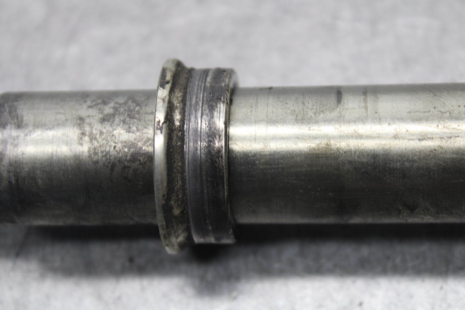 05-06 SUZUKI GSXR1000 FRONT WHEEL RIM AXLE PIVOT BOLT 54711-41G00 BB663