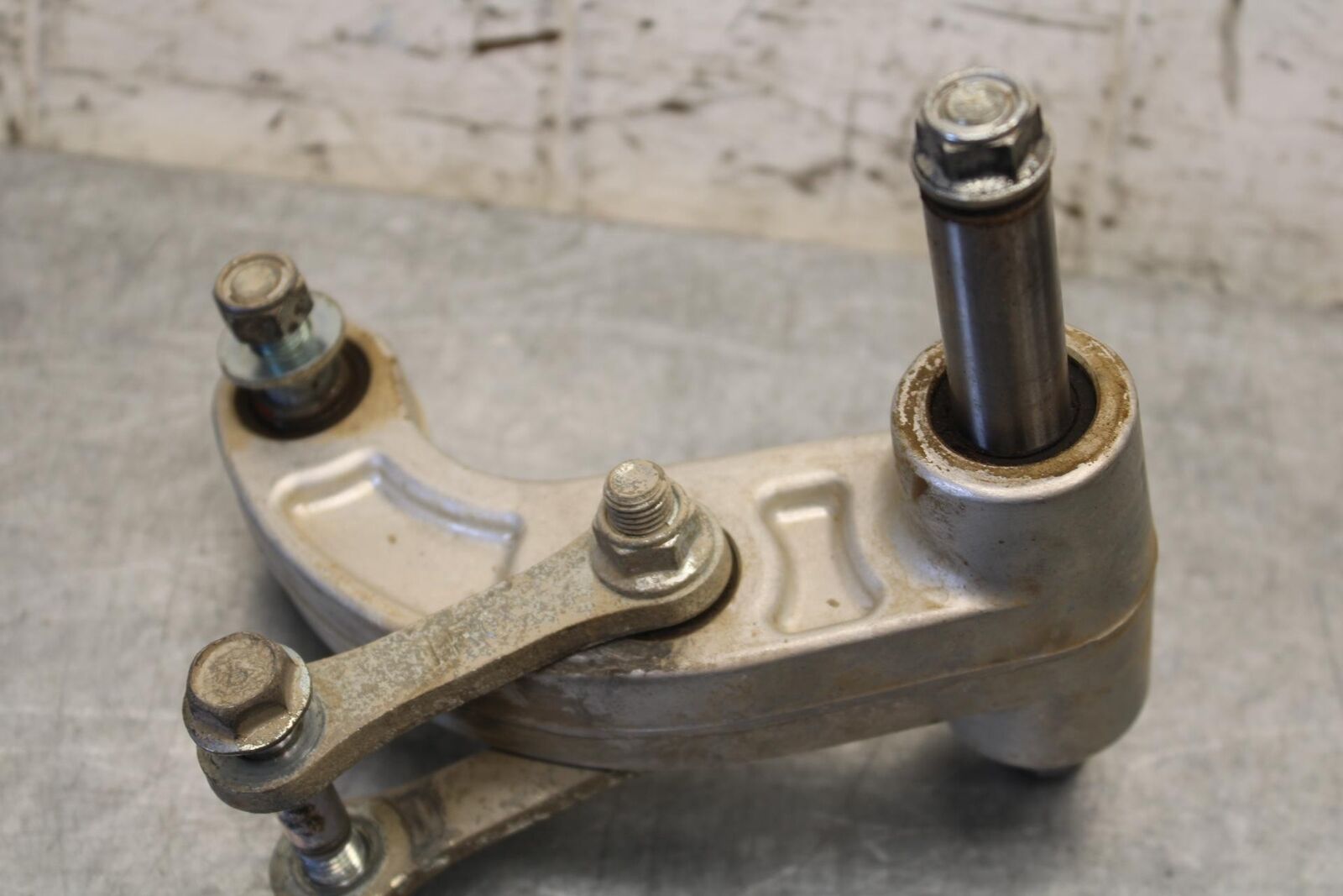 2015 Yamaha FZ09 REAR DOGBONE SHOCK LINKAGE LINK 1RC-2217A-00-00 BB69