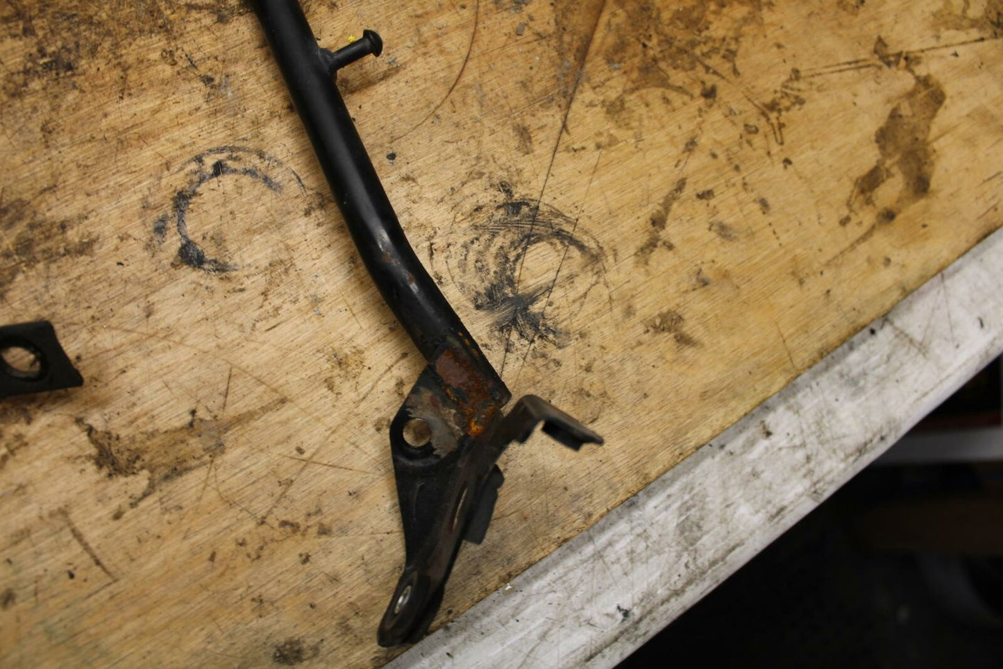 04-09 SUZUKI GS500F PASSENGER REAR SEAT GRAB BAR HANDLE SET BB335