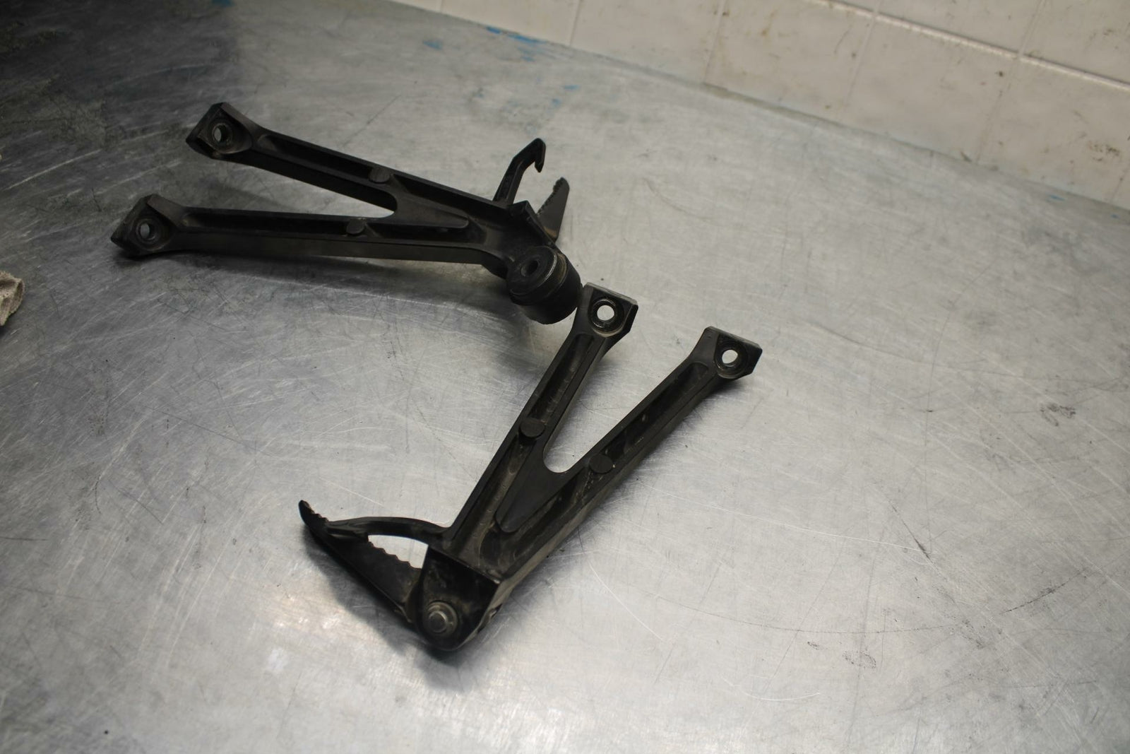 11-22 SUZUKI GSXR600 REAR BACK PASSENGER PEG SET PAIR BB422