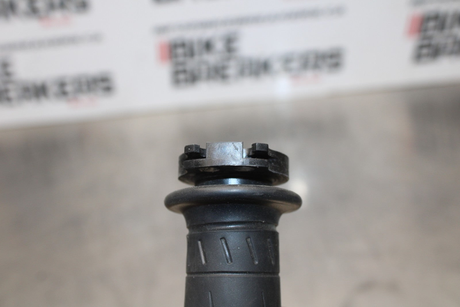 21-23 KAWASAKI NINJA ZX6R RIGHT THROTTLE TUBE & GRIPS BB179