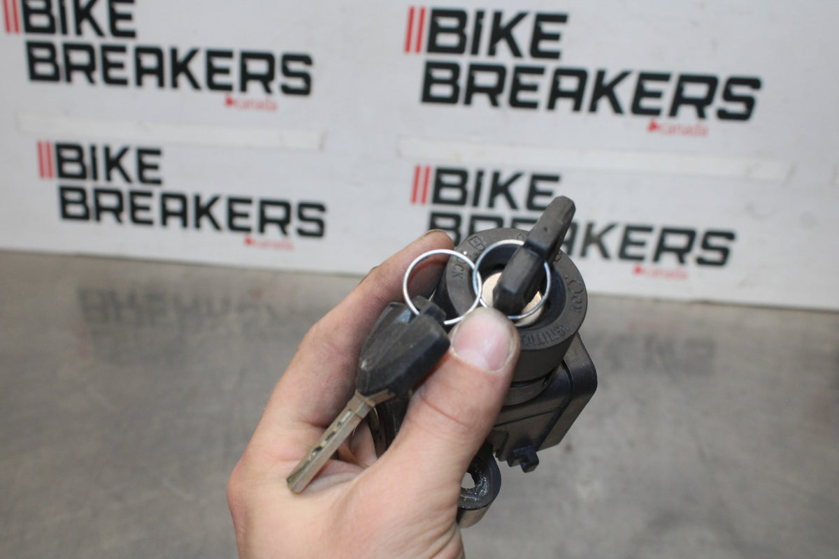 20-23 BMW F900R IGNITION LOCK KEY SET W/ GAS CAP AND ALARM BB923