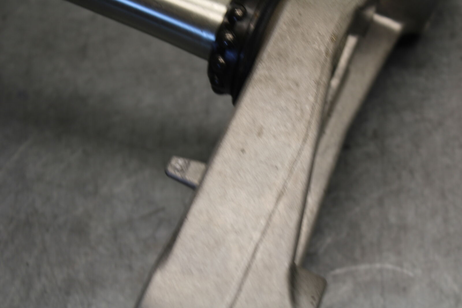 05-06 SUZUKI GSXR1000 FRONT FORKS CLAMP LOWER TRIPLE TREE STEM 51410-41G00 BB677