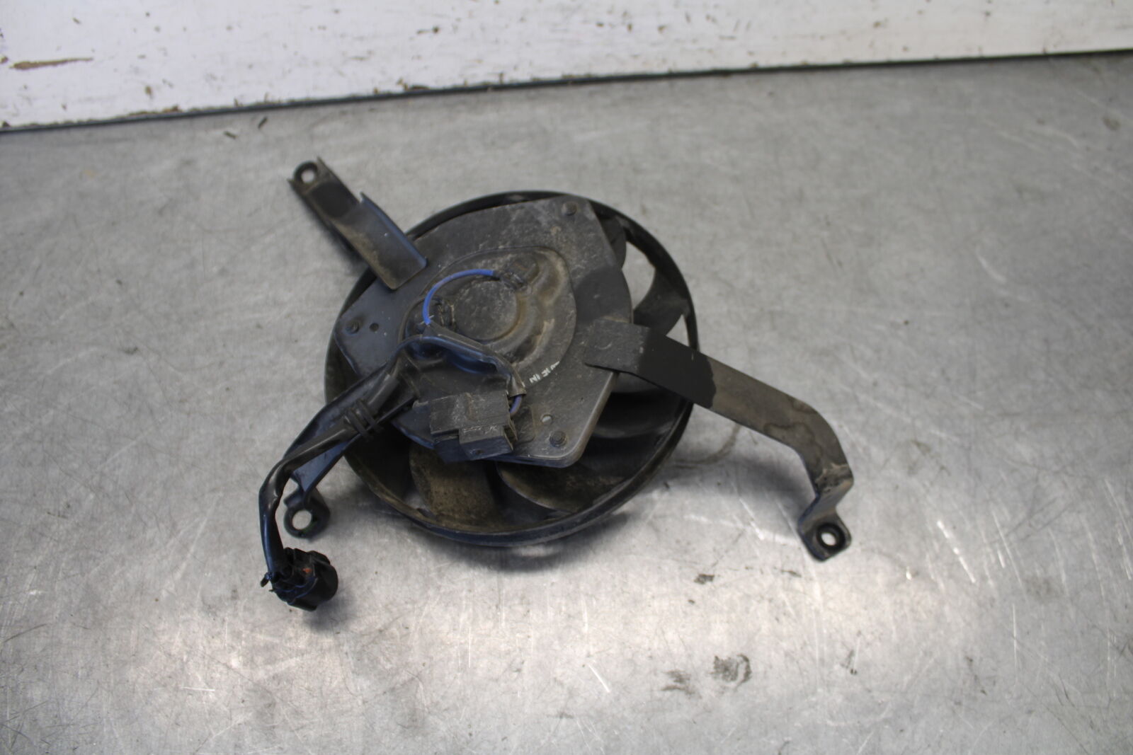 04 SUZUKI GSXR600 ENGINE RADIATOR COOLING FAN 17800-29G00 BB676