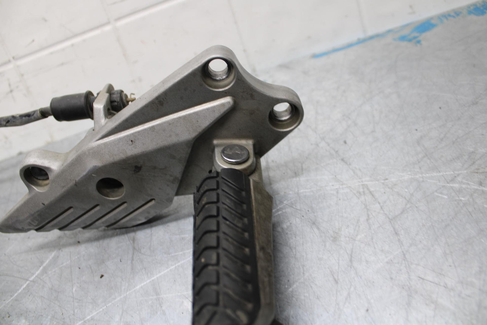 07-08 KAWASAKI CONCOURS 1400  RIGHT REARSET REAR SET DRIVER FOOT PEG REST BB449