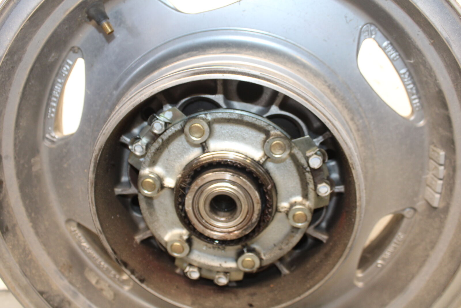 05-09 SUZUKI BOULEVARD C90 REAR WHEEL BACK RIM BB692