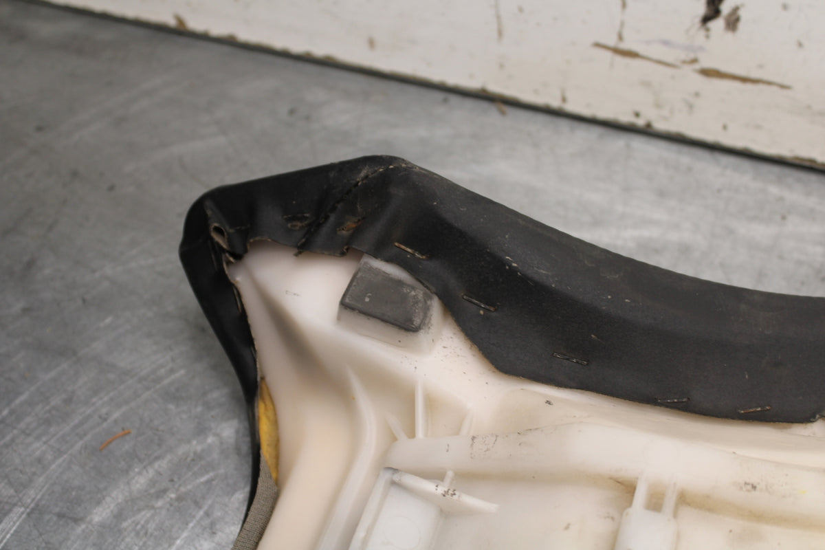 04-06 YAMAHA YZF R1 FRONT DRIVERS SEAT PAD SADDLE PILLION 5VY-24710-00-00 BB659