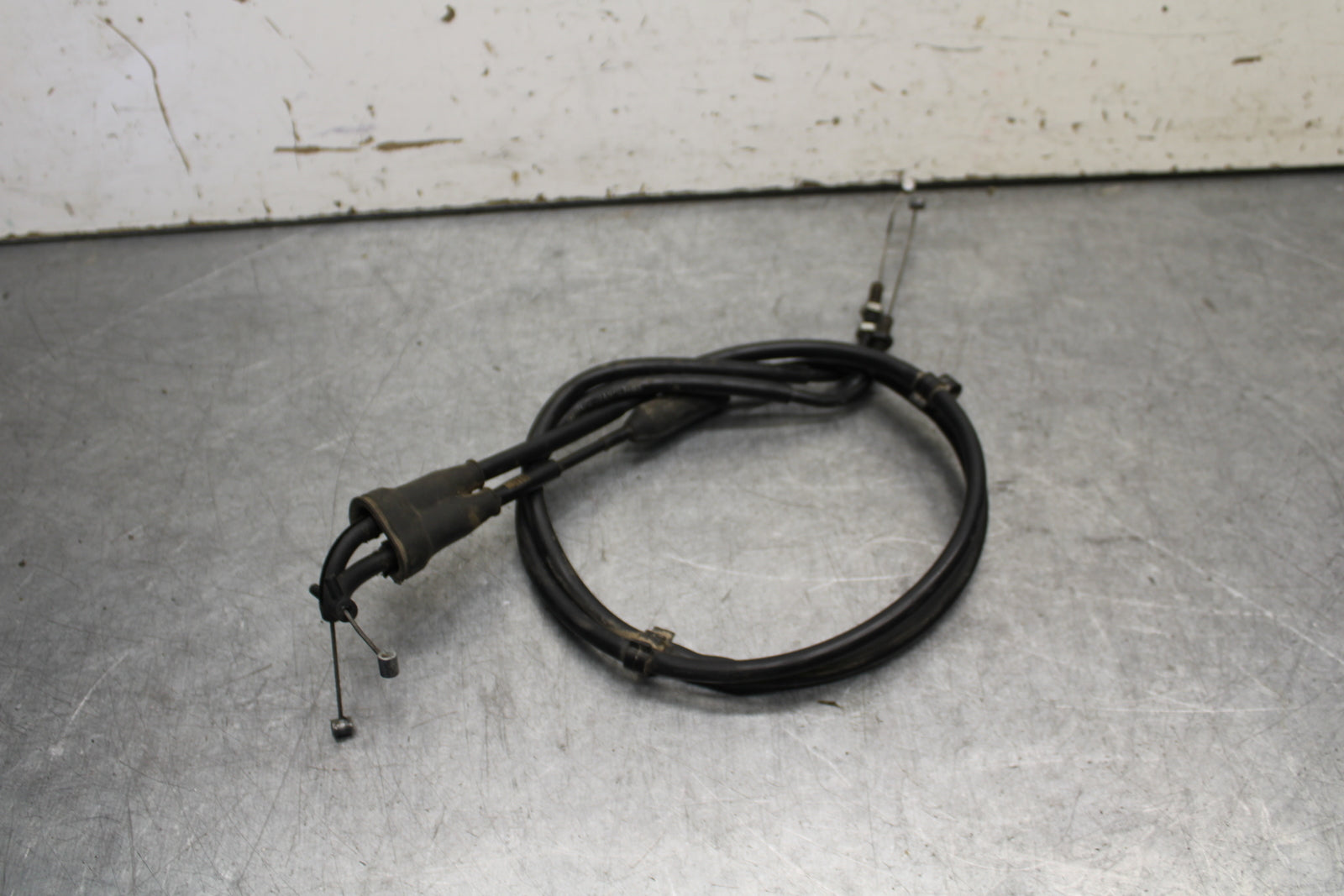 09-11 TRIUMPH DAYTONA 675 THROTTLE CABLES LINES BB652