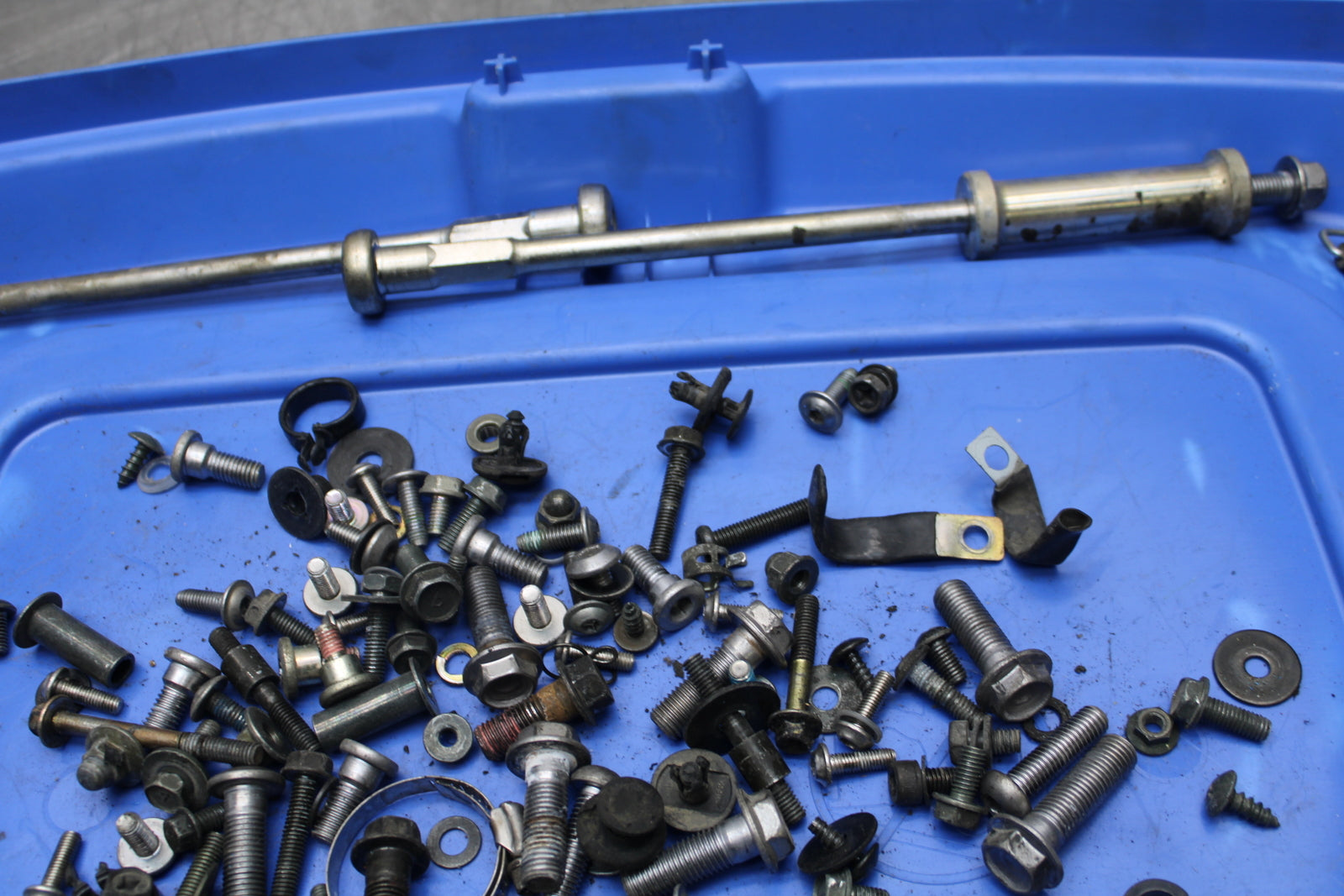 04-05 KAWASAKI NINJA ZX10R MOUNTING BOLTS HARDWARE MOTOR SCREWS BB163