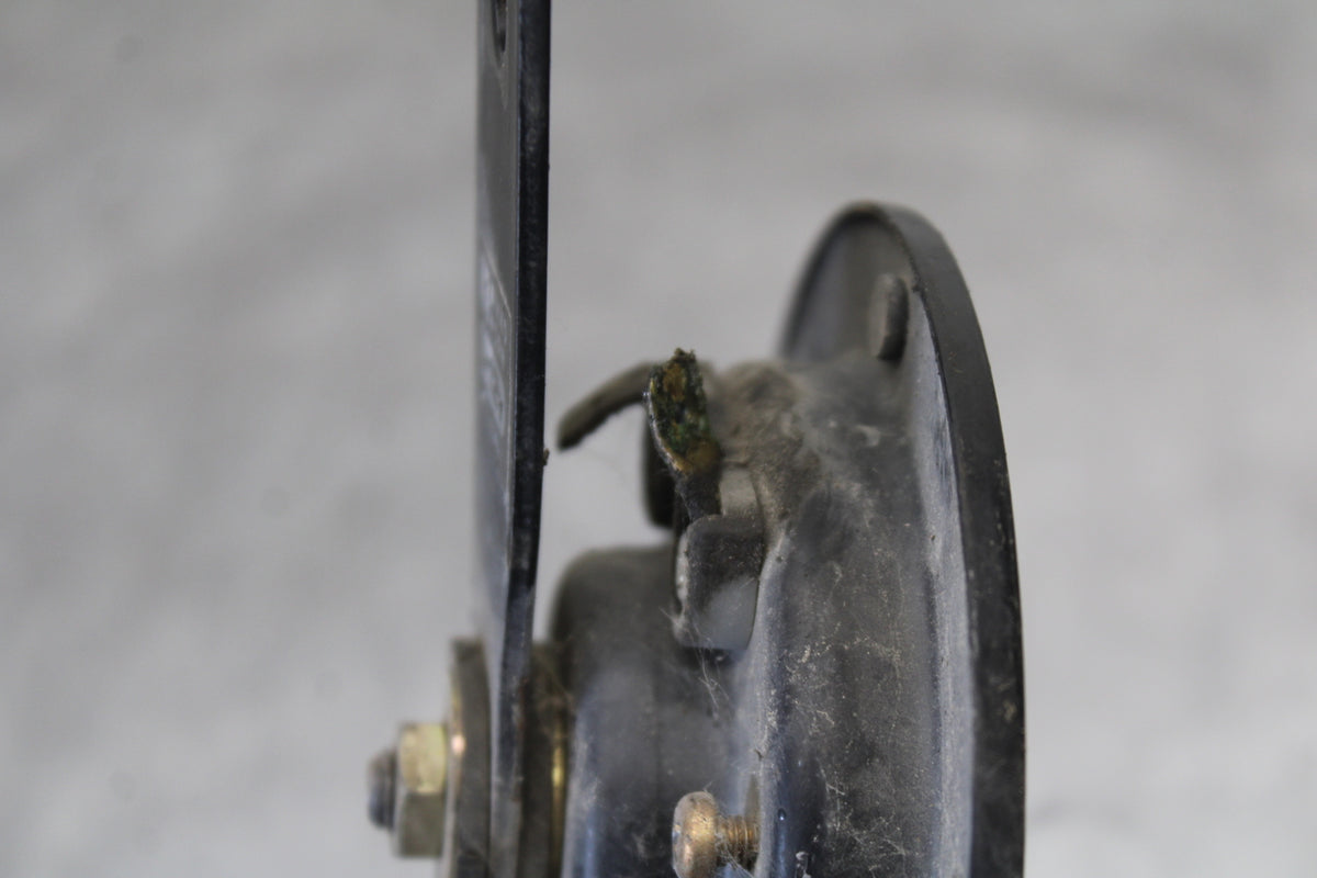 01-06 TRIUMPH TIGER 955I HORN SIGNAL BB693