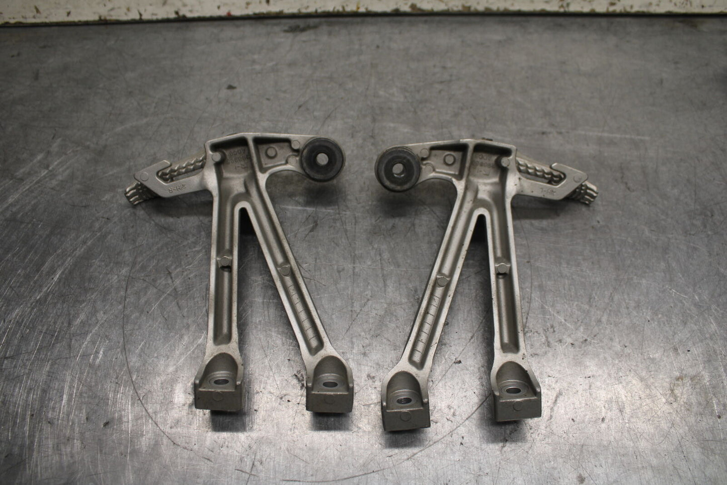 05-08 SUZUKI GSXR1000 REAR BACK PASSENGER PEG SET PAIR BB113