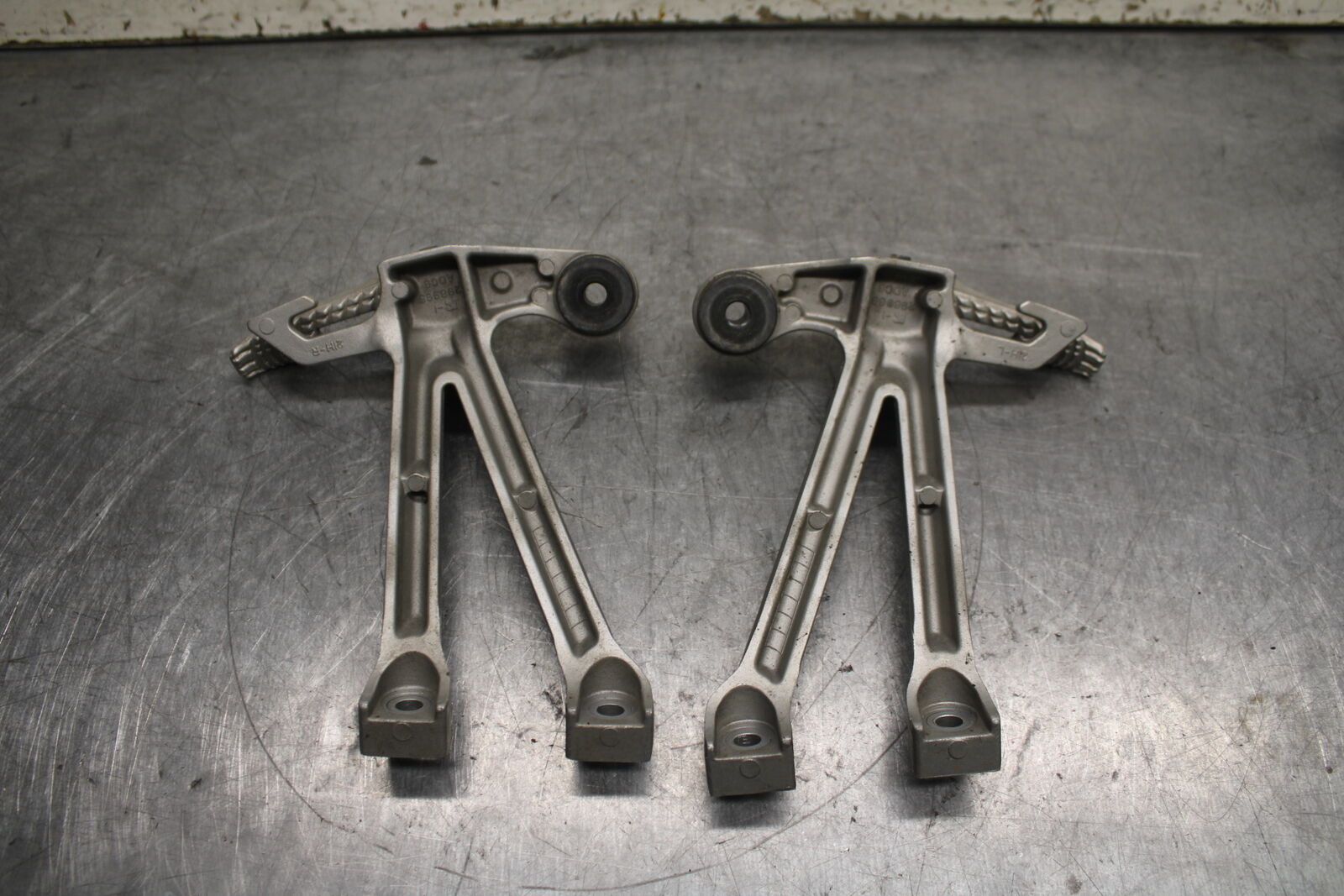 05-08 SUZUKI GSXR1000 REAR BACK PASSENGER PEG SET PAIR BB113