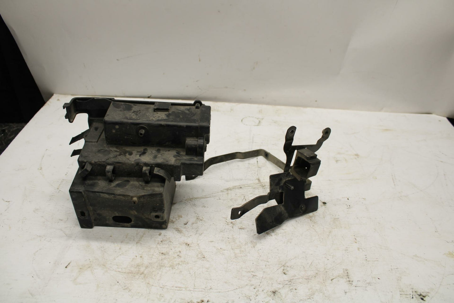 06 HONDA SHADOW 750 VT750C BATTERY TRAY BOX HOLDER BB352