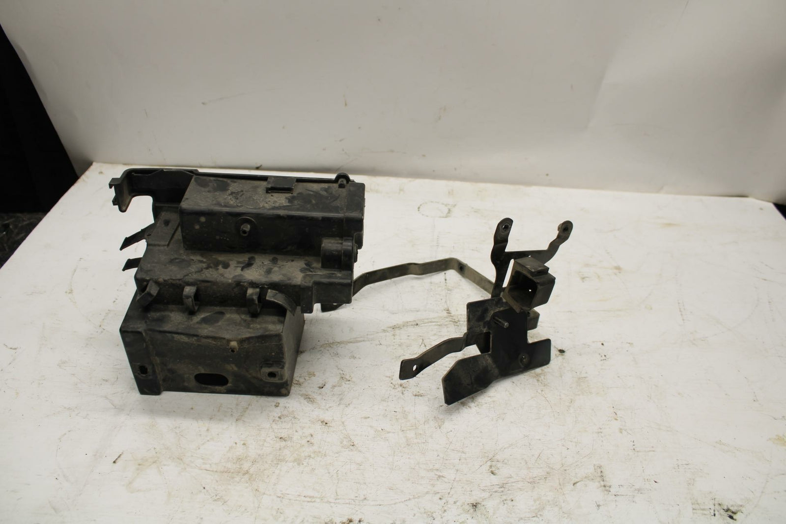 06 HONDA SHADOW 750 VT750C BATTERY TRAY BOX HOLDER BB352