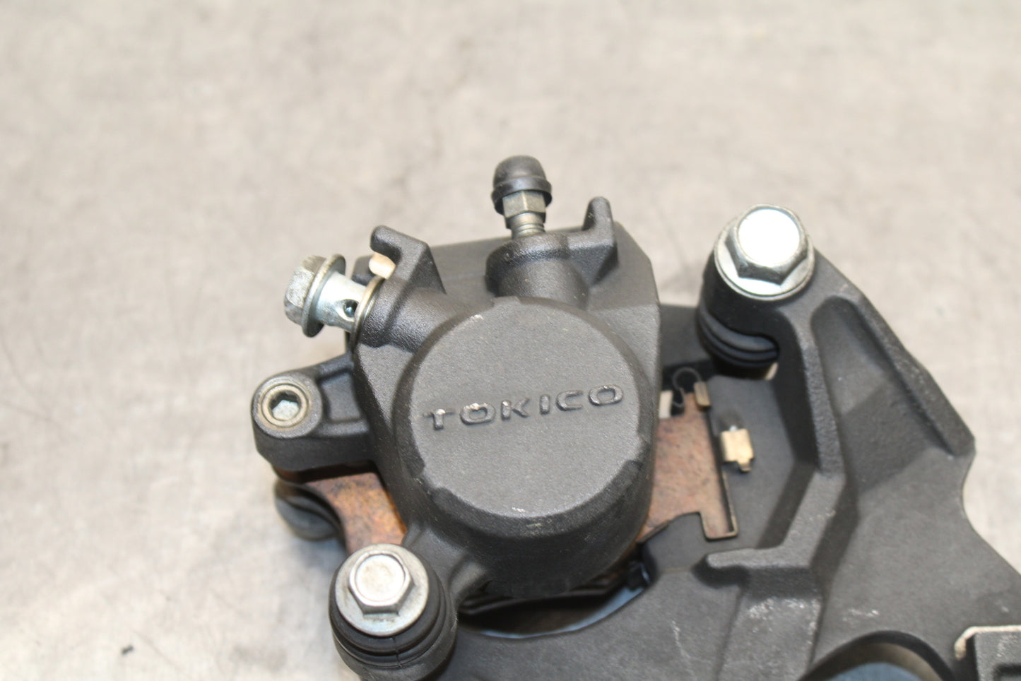 08-10 SUZUKI GSXR750 REAR BACK BRAKE CALIPER W MOUNT BRACKET BB119