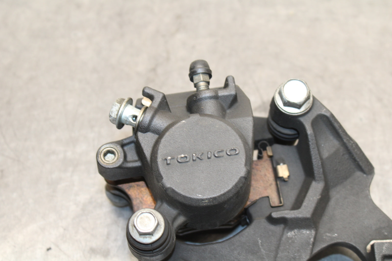 08-10 SUZUKI GSXR750 REAR BACK BRAKE CALIPER W MOUNT BRACKET BB119