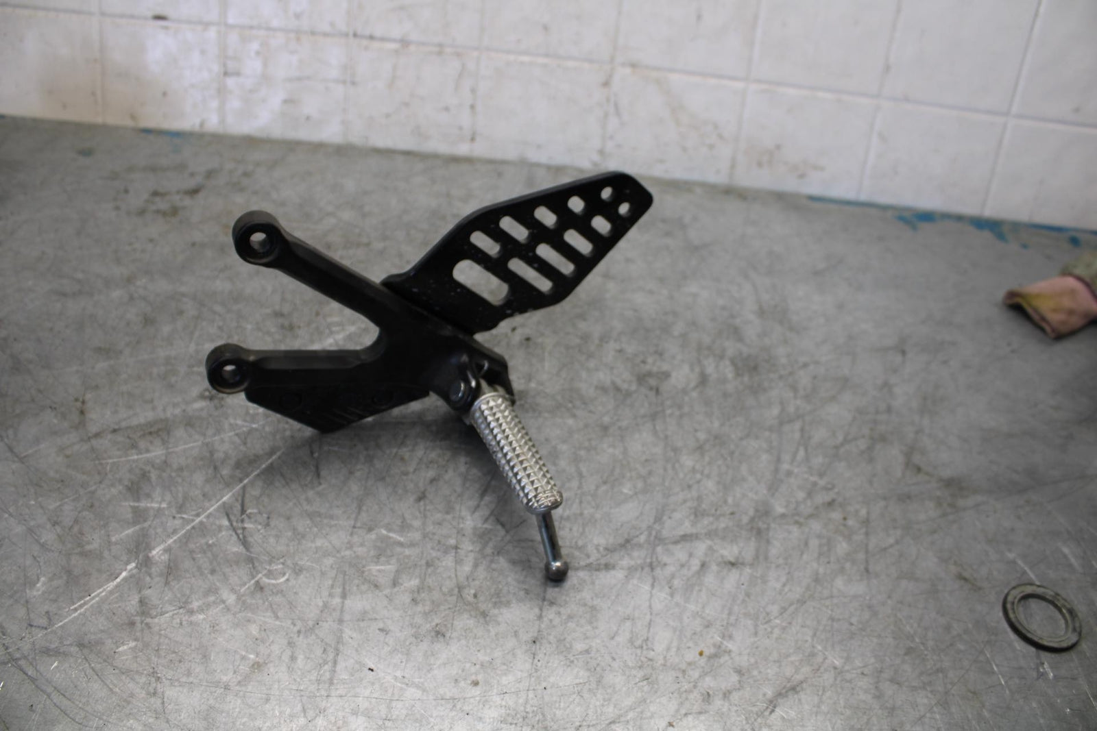 08-16 YAMAHA YZF R6 LEFT REARSET REAR SET DRIVER FOOT PEG REST STOP BB431