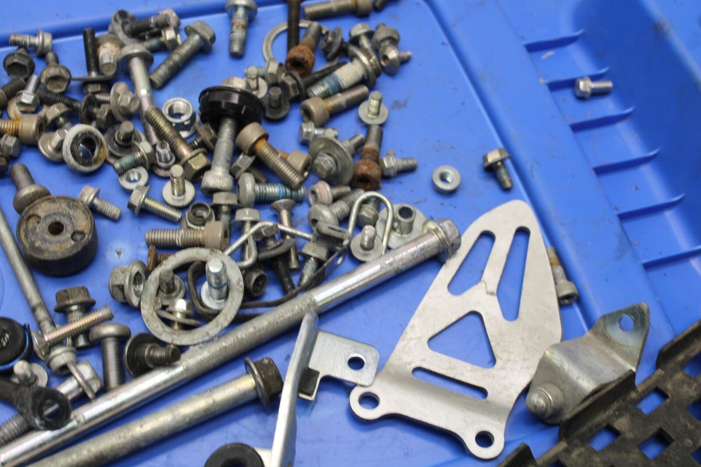 2011 Suzuki GSXR600 MISCELLANEOUS MOUNTING BOLTS HARDWARE MOTOR  BB94