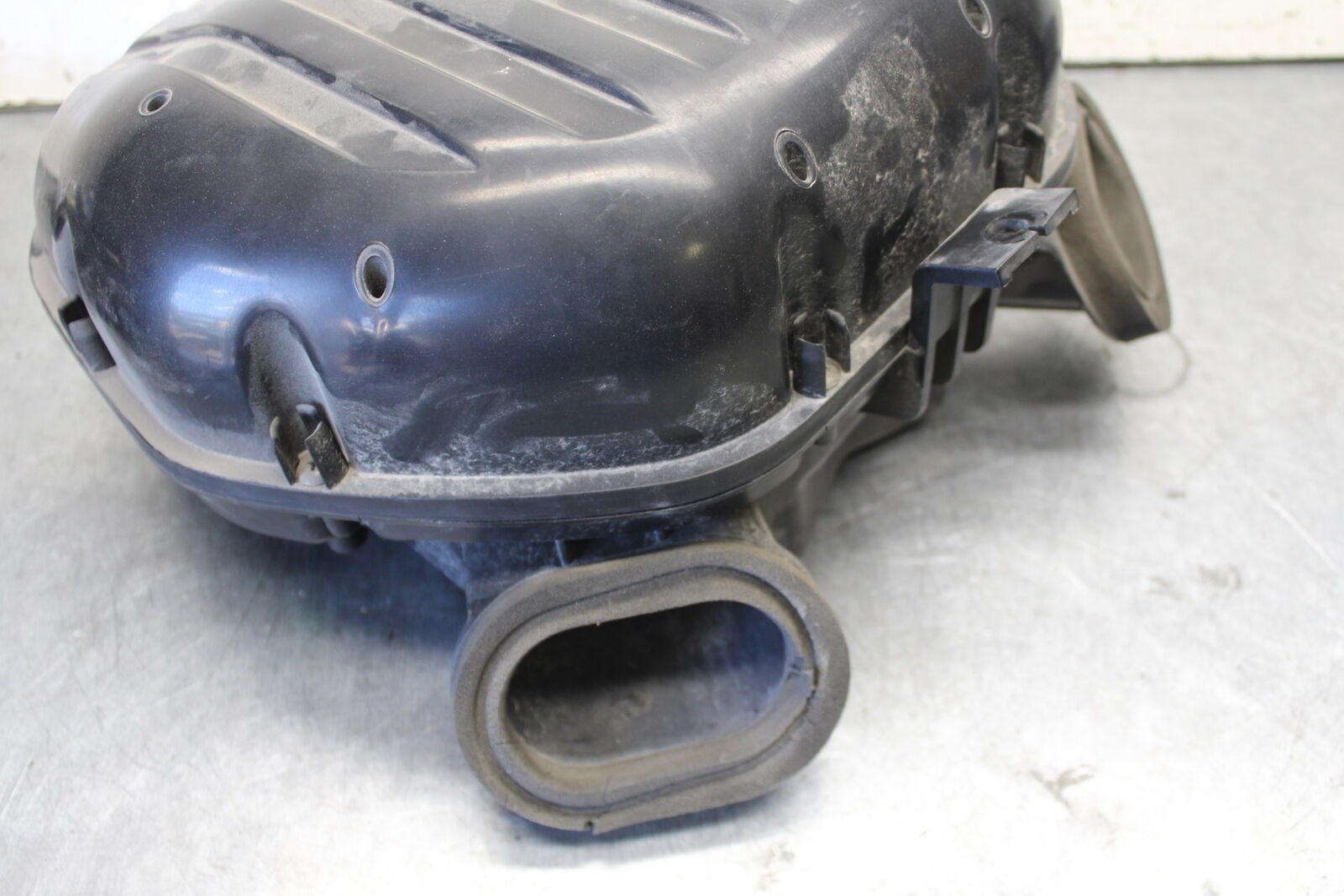 04 SUZUKI GSXR600 AIRBOX AIR INTAKE FILTER BOX 13700-29G00  BB676