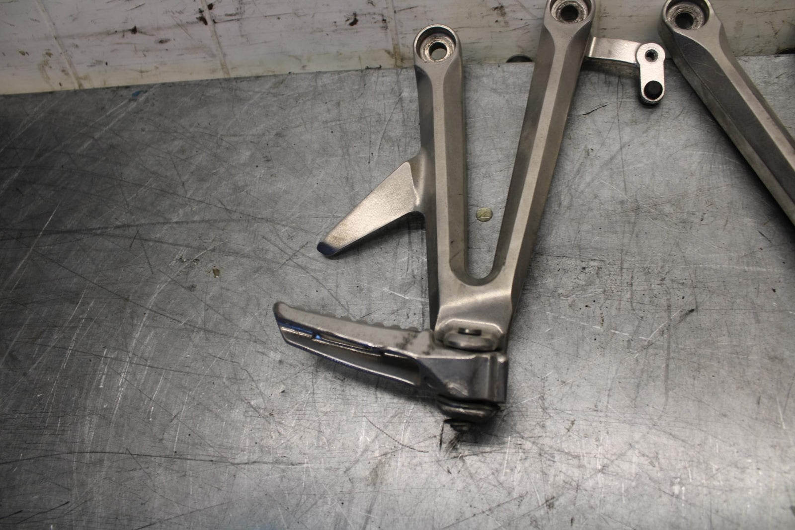 06-07 HONDA CBR1000RR REAR BACK PASSENGER PEG SET PAIR BB464