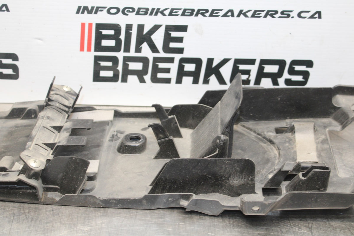 08-10 SUZUKI GSXR 600 REAR BACK TAIL UNDERTAIL BATTERY TRAY PLASTIC BB765
