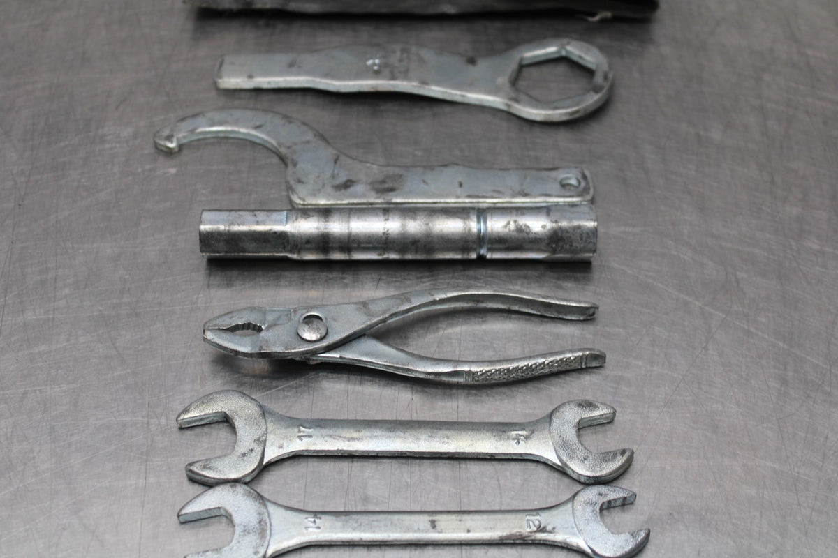 05-06 SUZUKI GSXR1000 STOCK TOOLS OEM TOOL BAG KIT SET BB773
