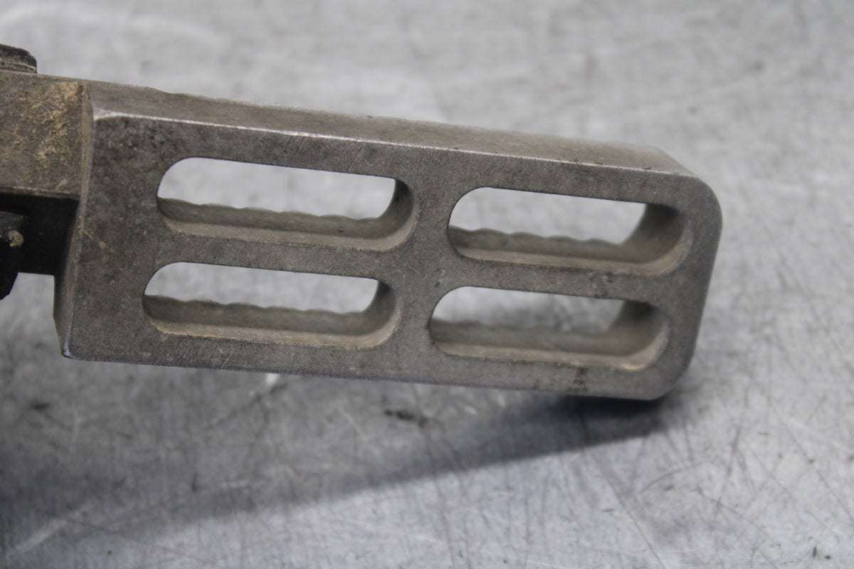 01-06 TRIUMPH TIGER 955I LEFT FRONT FOOT REST PEG STEP BB693
