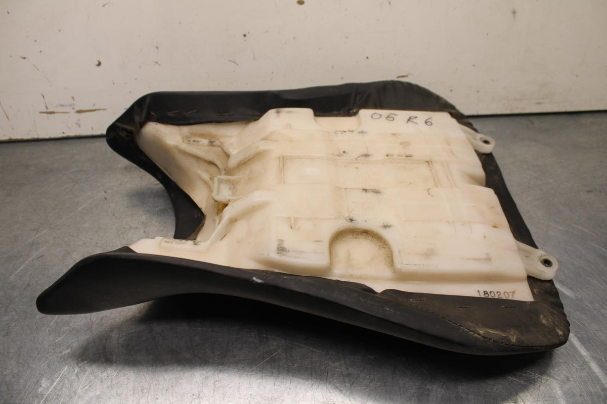 06 YAMAHA YZF R6 FRONT DRIVERS SEAT PAD SADDLE PILLION 2C0-24710-00-00 BB622