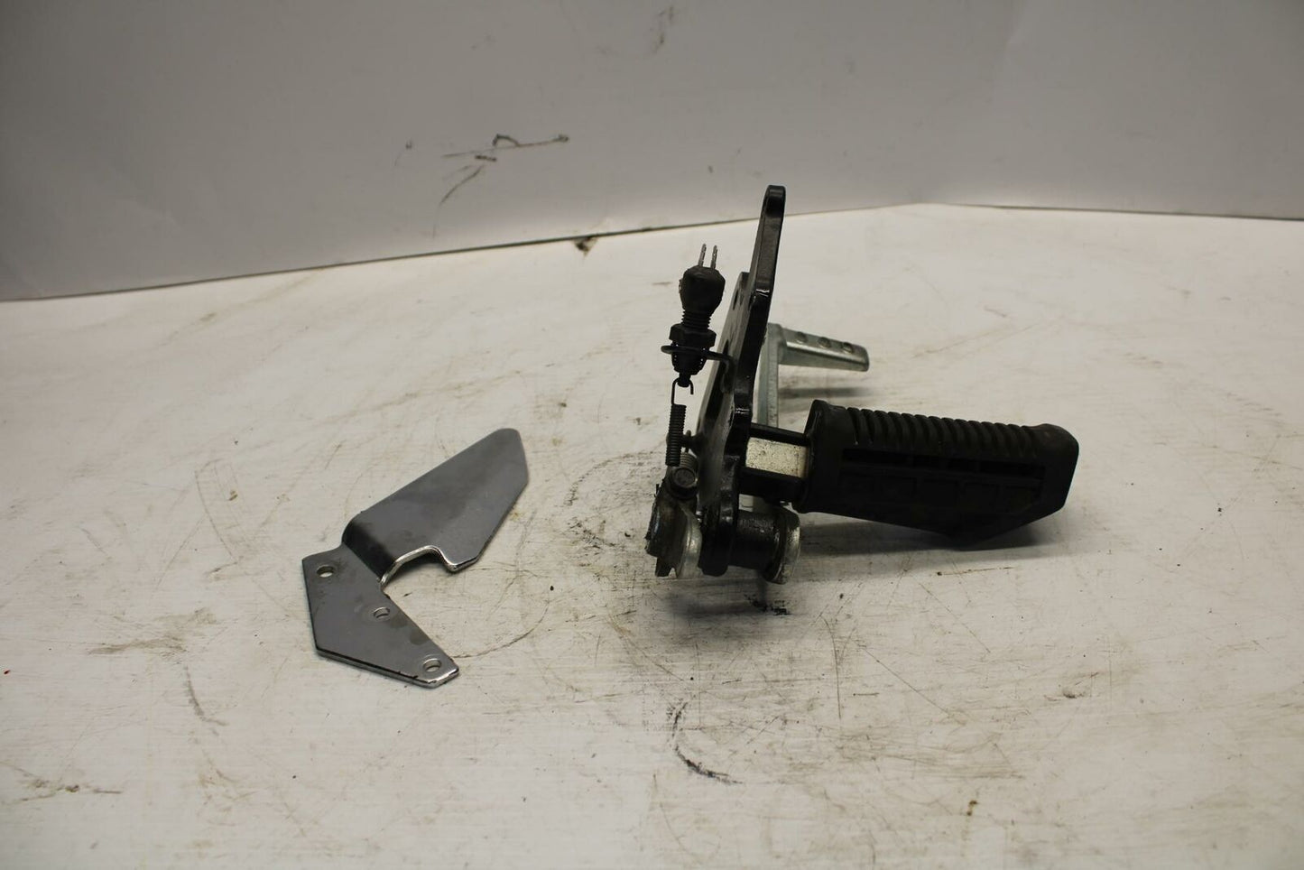 04-09 SUZUKI GS500F RIGHT REARSET REAR SET DRIVER FOOT PEG REST STOP BB261