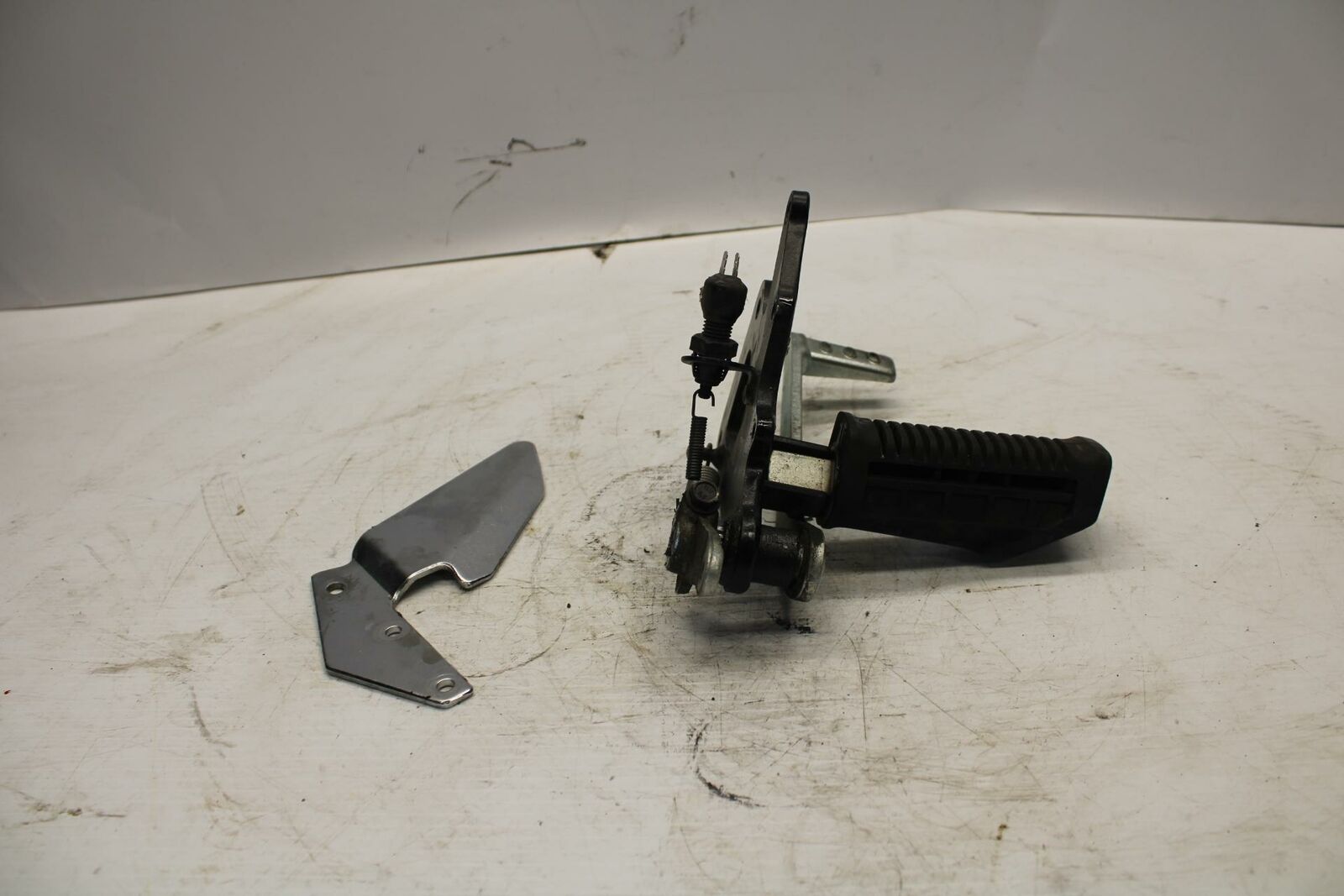 04-09 SUZUKI GS500F RIGHT REARSET REAR SET DRIVER FOOT PEG REST STOP BB261