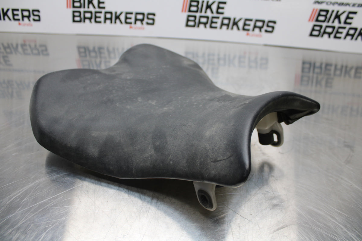 11 SUZUKI GSXR1000 FRONT DRIVERS SEAT PAD SADDLE PILLION BB142