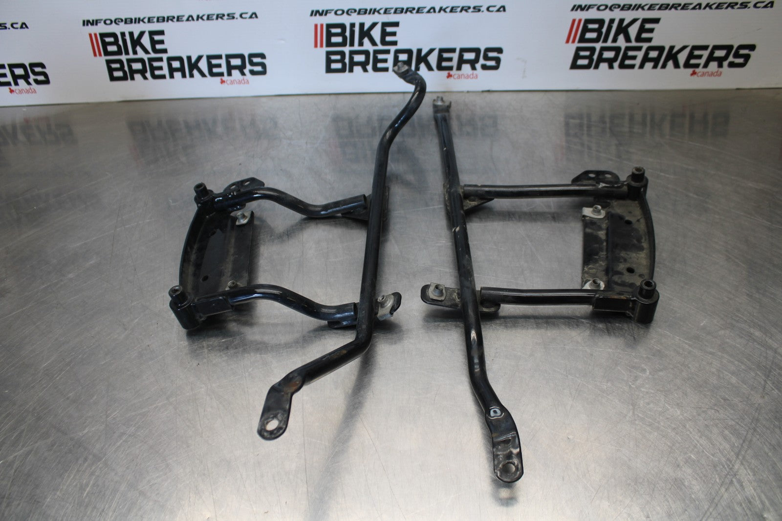 05-06 VICTORY KINGPIN DELUXE SADDLEBAG CASE MOUNTING BRACKET MOUNT BB195