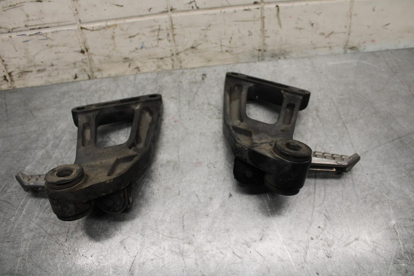 2001 Kawasaki Ninja ZX6 ZX600E REAR BACK PASSENGER PEG SET PAIR BB547