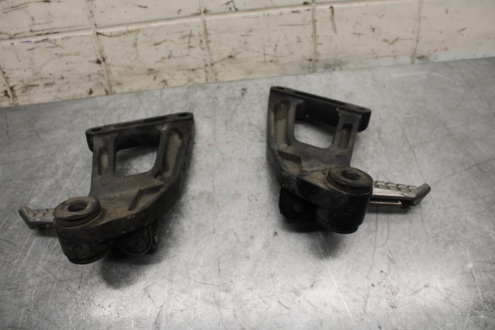 2001 Kawasaki Ninja ZX6 ZX600E REAR BACK PASSENGER PEG SET PAIR BB547