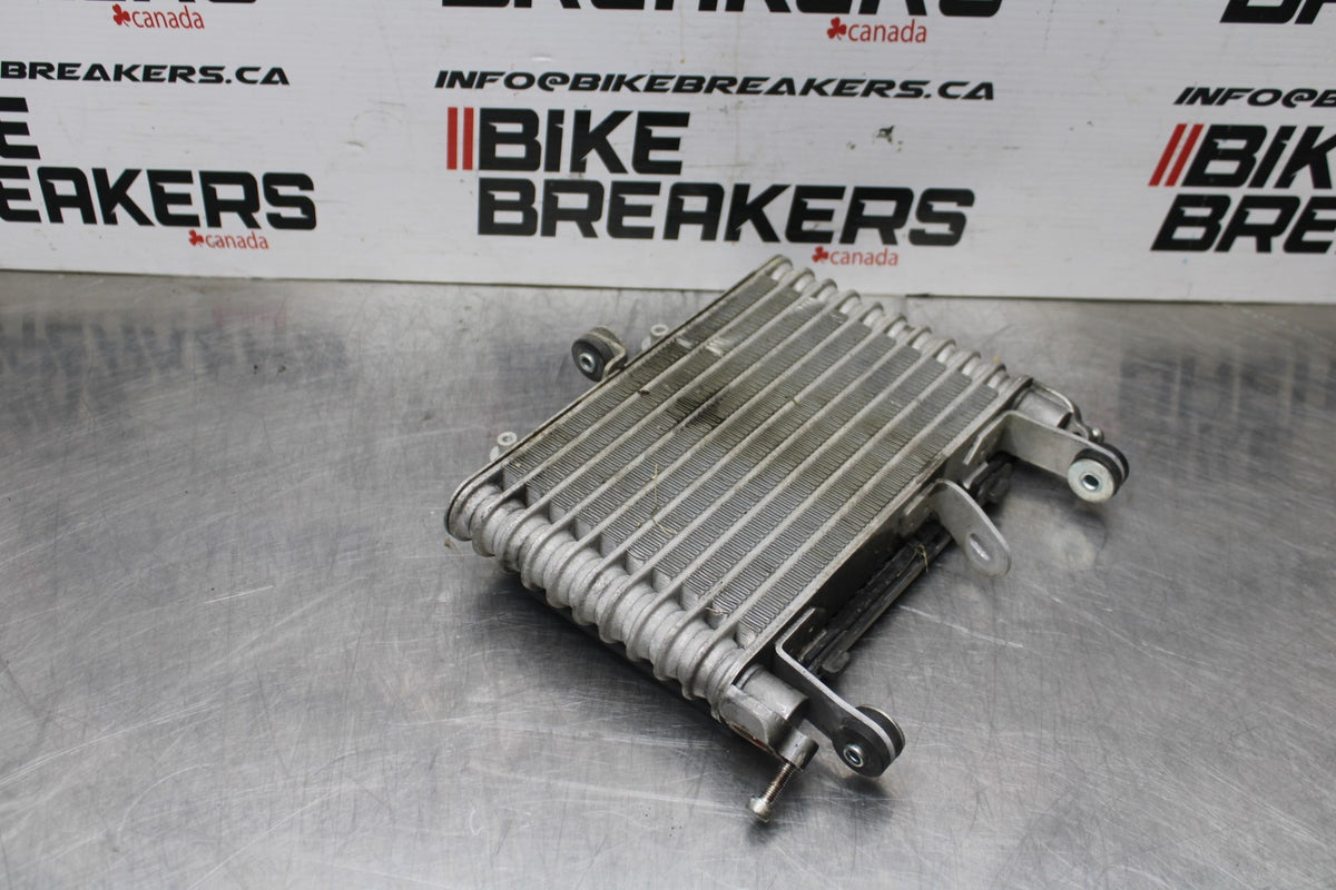 18 YAMAHA YZF R1  ENGINE MOTOR OIL COOLER  BB838
