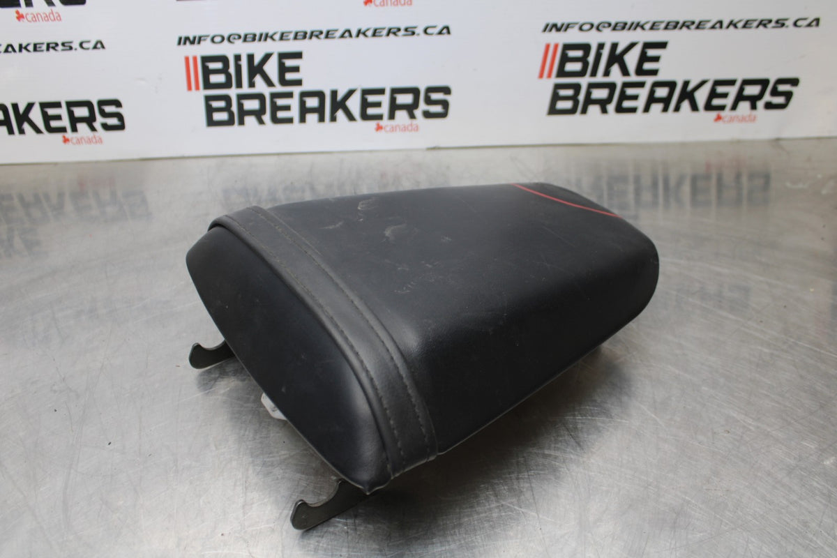 01-06 HONDA CBR600F4I REAR BACK PASSENGER TANDEM SEAT PAD SADDLE PILLION BB185