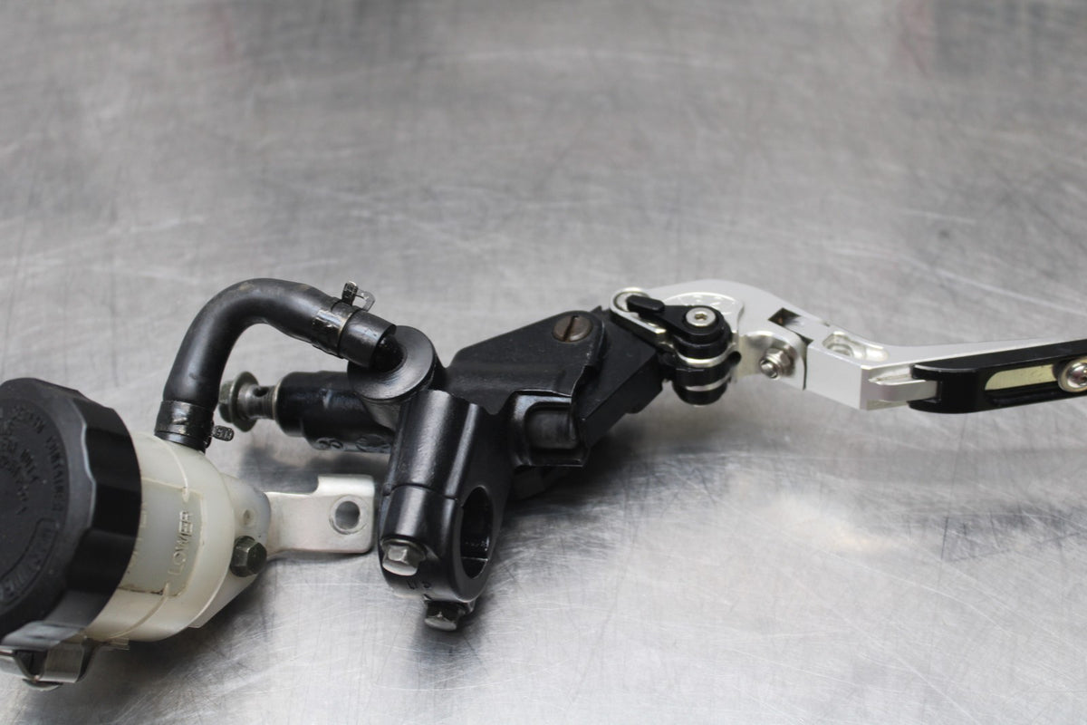 00 SUZUKI GSXR750 FRONT BRAKE MASTER CYLINDER w/ LEVER BB820