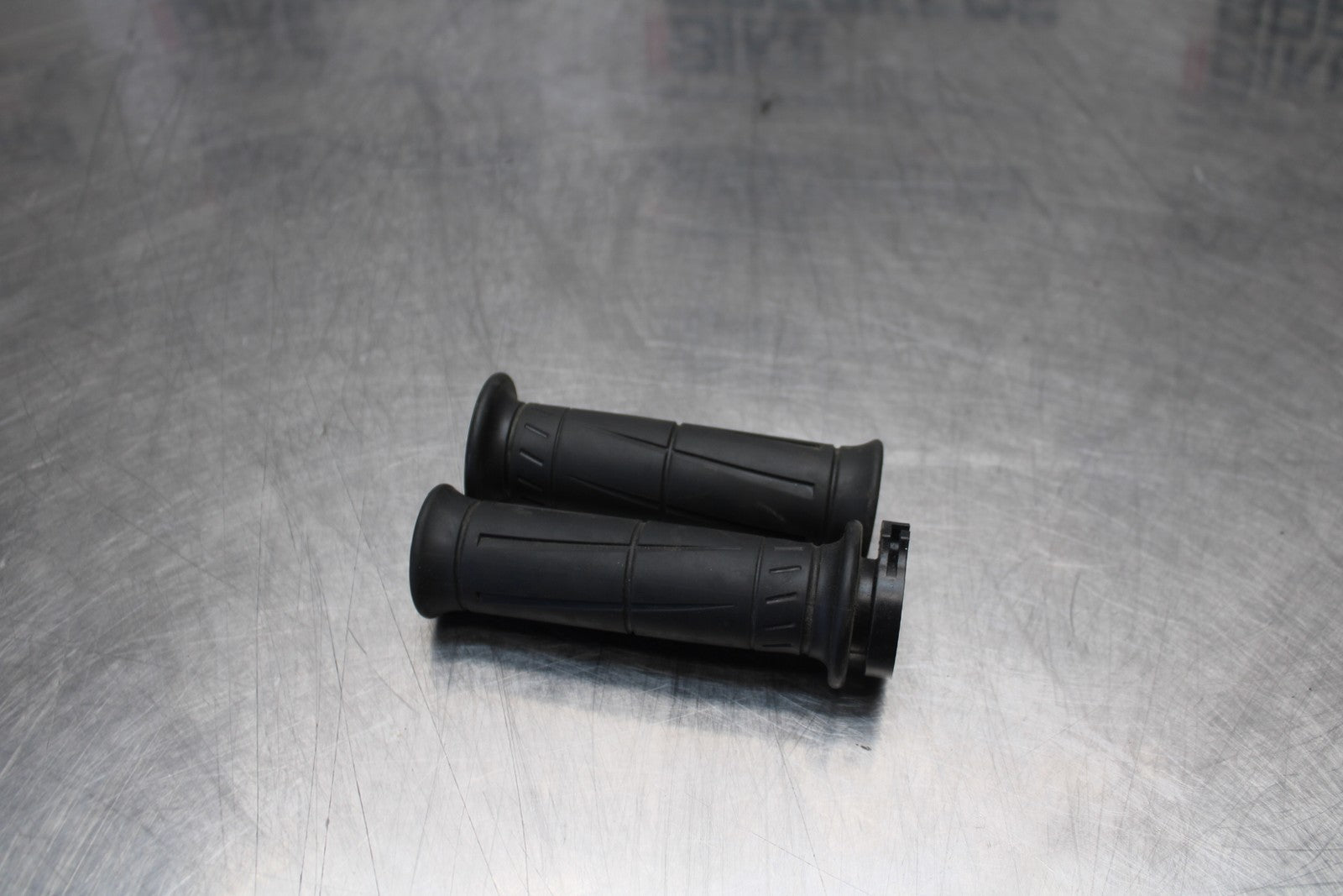 21-23 KAWASAKI NINJA ZX6R RIGHT THROTTLE TUBE & GRIPS BB179