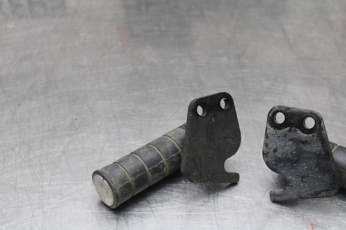 08 YAMAHA V STAR 1100 XVS1100AW CLASSIC REAR PASSENGER FOOT STEP PEG SET BB916