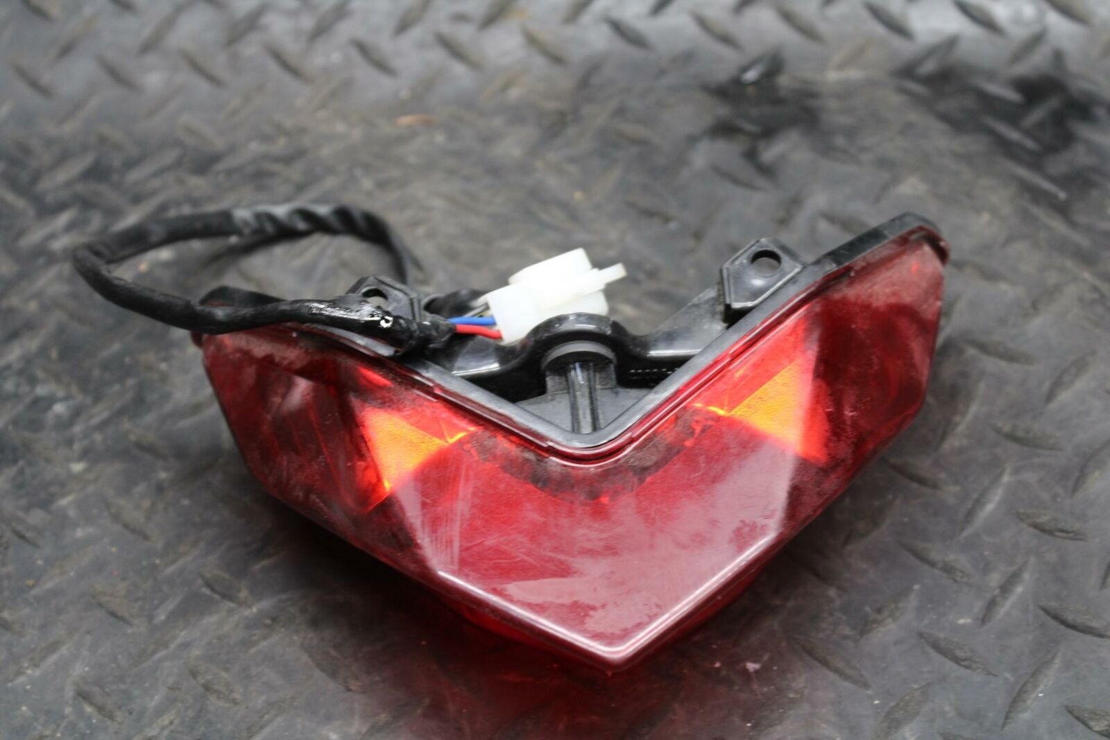 17 KAWASAKI NINJA 300 REAR TAIL TAILLIGHT BACK BRAKE LIGHT 23025-0350 BB215