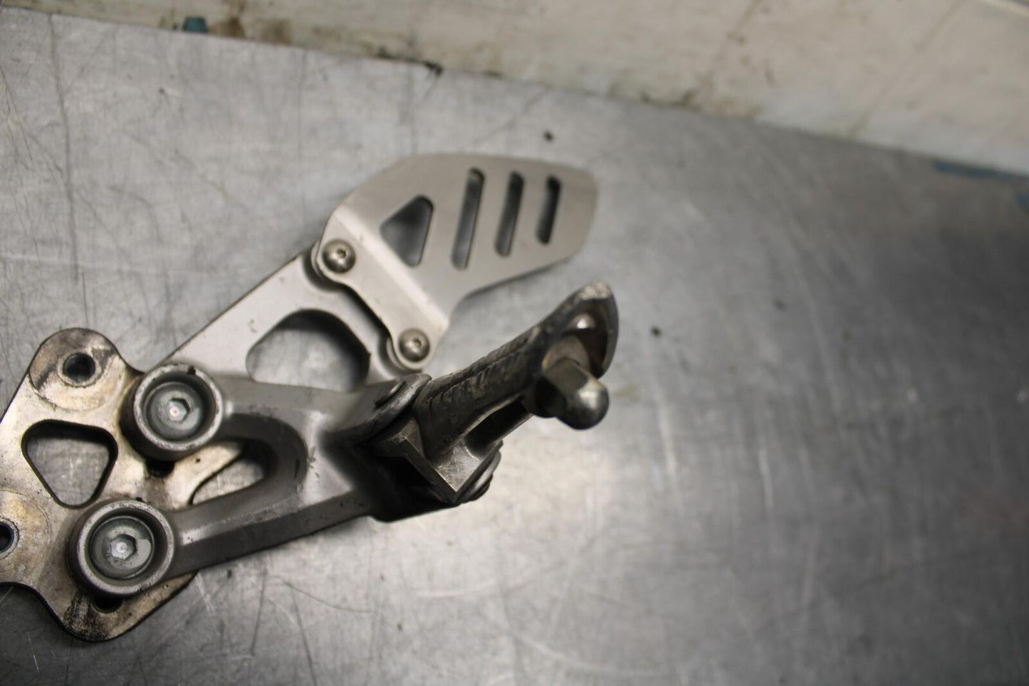 08-10 SUZUKI GSXR750 LEFT REARSET REAR SET DRIVER FOOT PEG REST STOP bb476